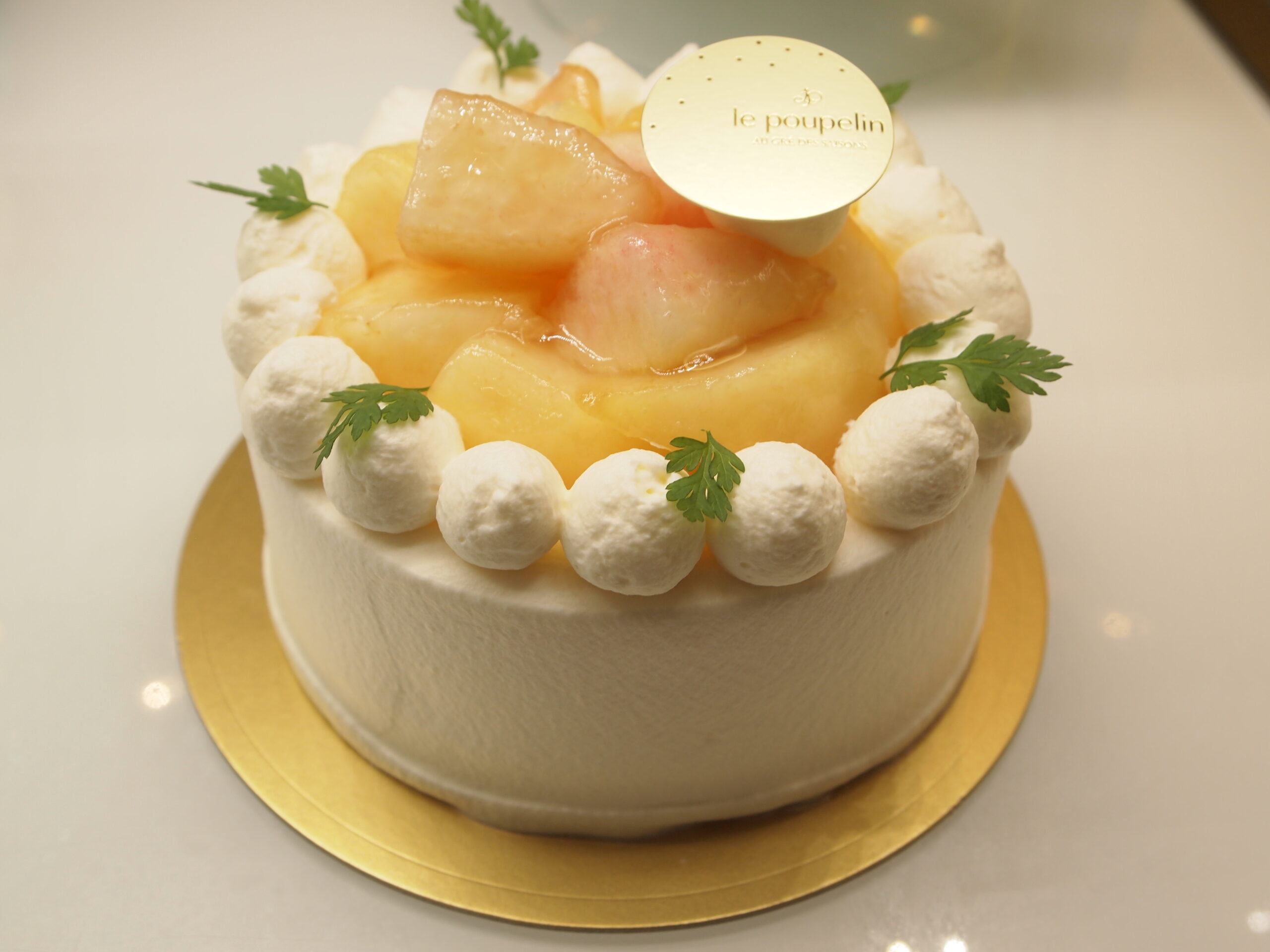 桃のデコレーションケーキ